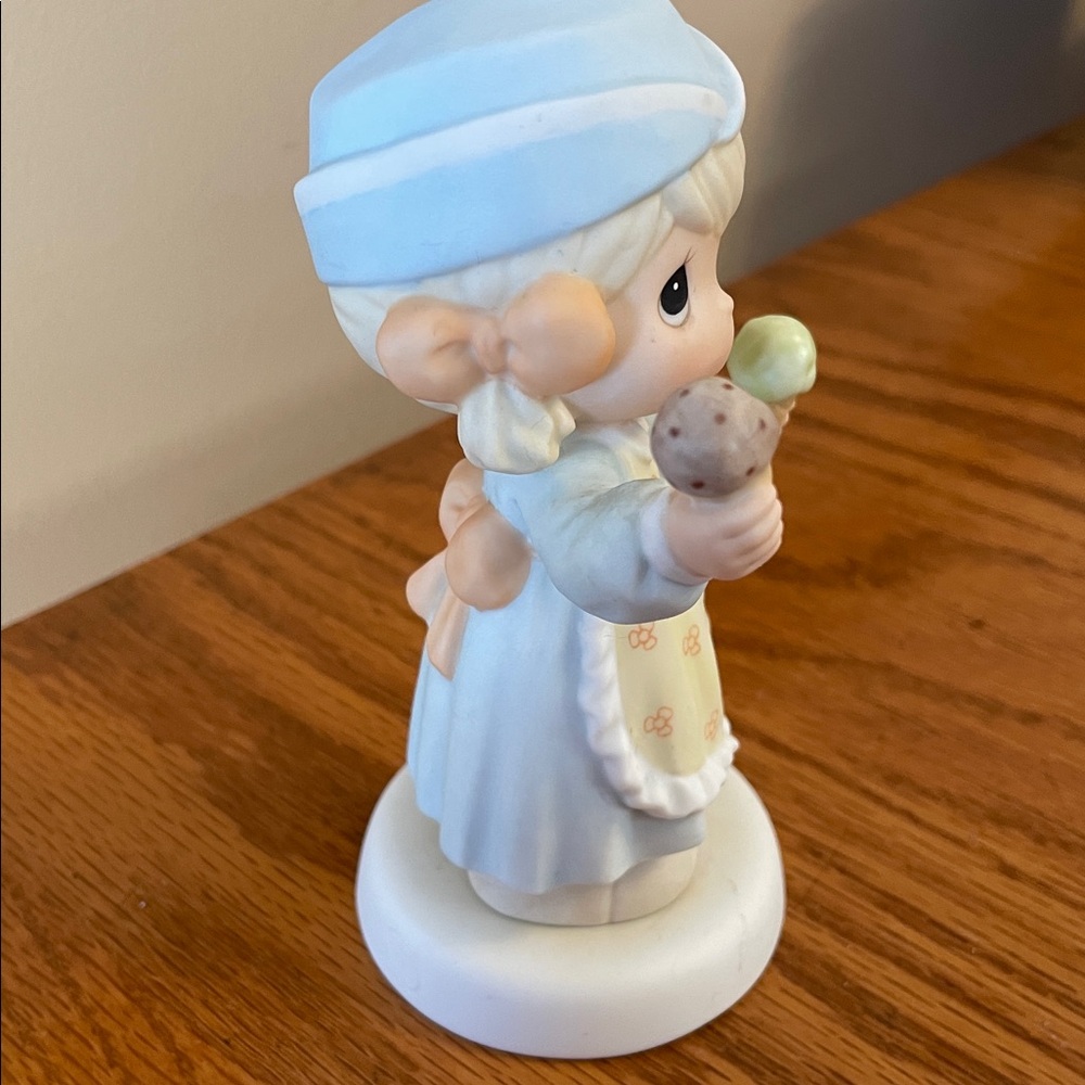 Precious Moments Figurine “Scoop’in Up
Some Love” - Picture 4 of 6